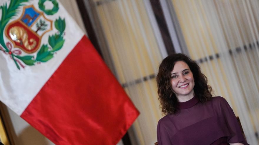 La presidenta Isabel Díaz Ayuso durante el acto en el que ha sido distinguida en Lima 