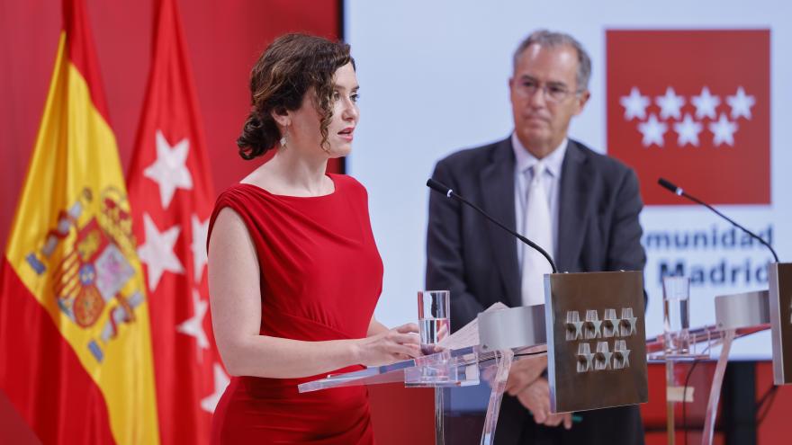 La presidenta interviniendo en el atril 