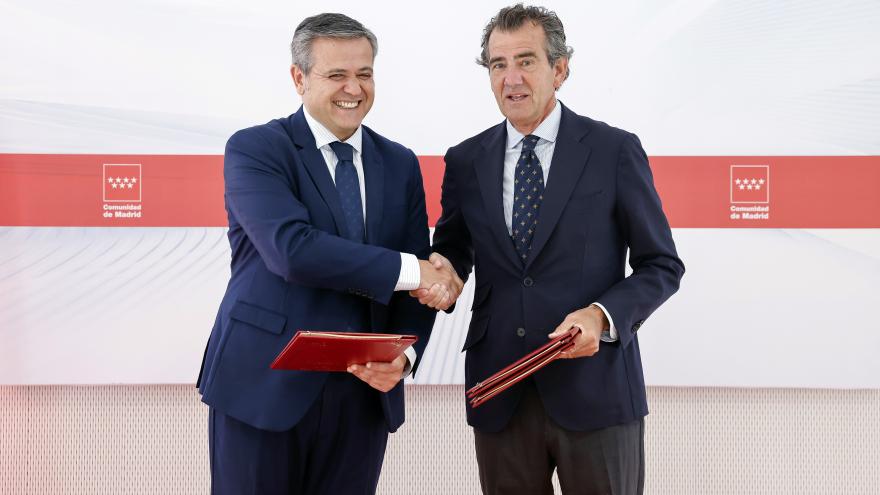 El consejero Jorge Rodrigo durante la firma de un contrato para la edificación de inmuebles del Plan Vive