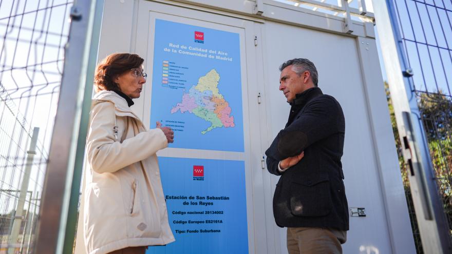 El consejero Carlos Novillo durante su visita a una estación de medición atmosférica 