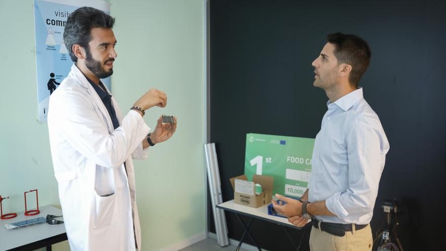 El consejero Emilio Viciana durante su visita a la sede del IMDEA Networks en Leganés