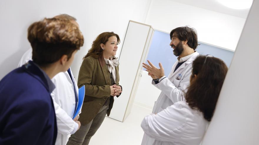 La consejera Fátima Matute durante su visita al Hospital La Paz