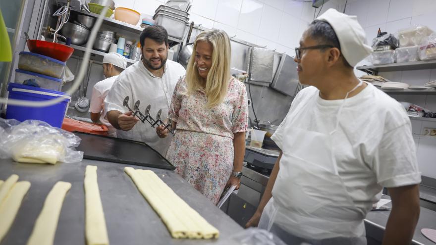 Rocío Albert visita la pastelería La Oriental y presenta el programa Comercios con Solera 2