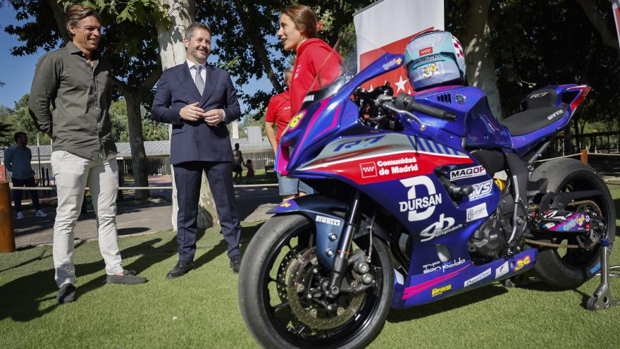 El consejero Mariano de Paco Serrano con la tetracampeona europea de motociclismo femenino, Beatriz Neila
