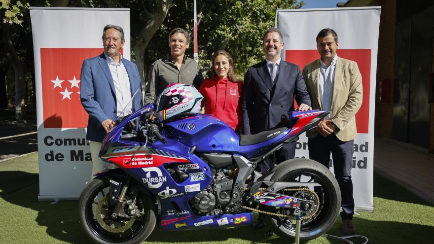 El consejero Mariano de Paco Serrano con la tetracampeona europea de motociclismo femenino, Beatriz Neila