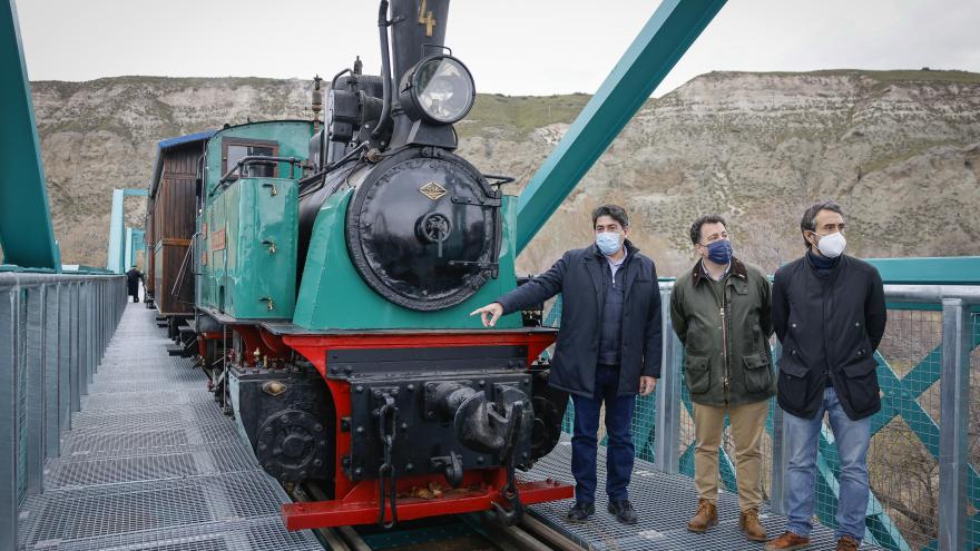 Imagen de David Pérez junto a un tren durante su visita a las obras del Puente de La Poveda
