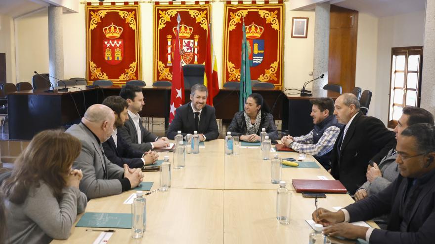 El consejero Miguel Ángel García Martín durante su visita a Villa del Prado