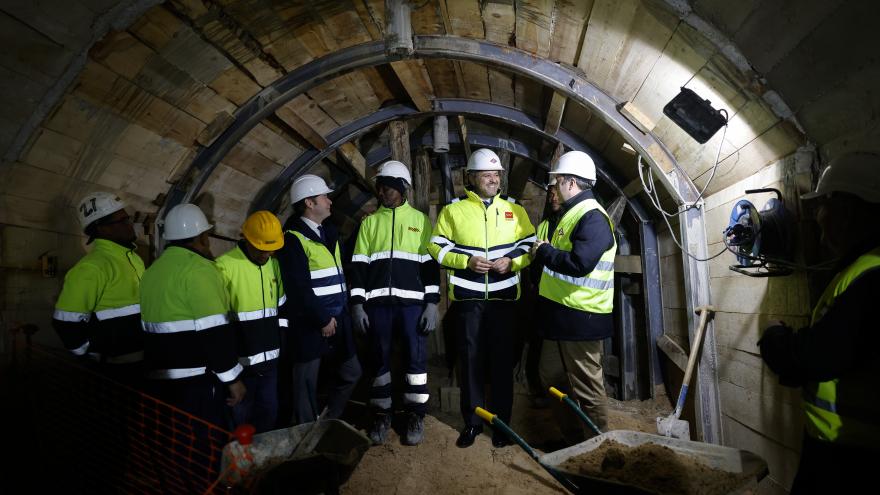 El consejero Jorge Rodrigo durante su visita a las obras de modernización y accesibilidad de la estación de Metro Ventas