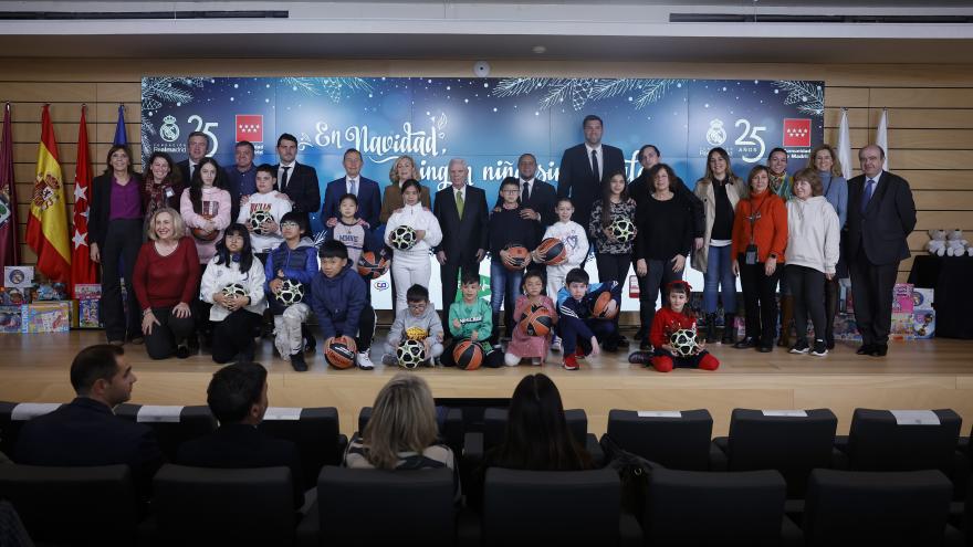 Concepción Dancausa durante la entrega de regalos