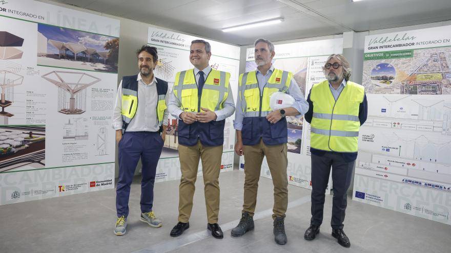 El consejero Jorge Rodrigo en el nuevo intercambiador de transportes de Valdebebas