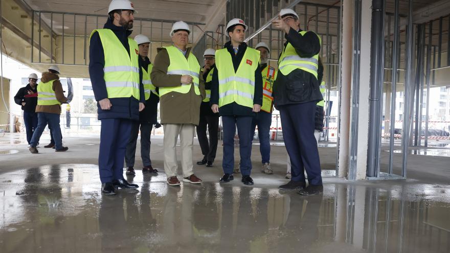 El consejero Emilio Viciana durante su visita a las obras de construcción del colegio público de El Cañaveral