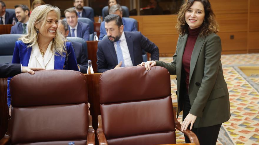 La presidenta Isabel Díaz Ayuso y Rocío Albert en el Pleno de la Asamblea de Madrid