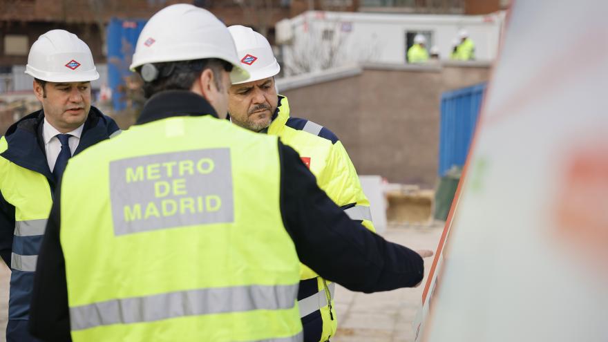 El consejero Jorge Rodrigo durante su visita a las obras de modernización y accesibilidad de la estación de Metro Ventas