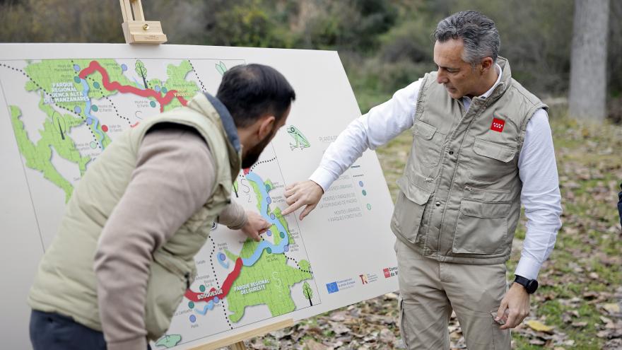 El consejero Carlos Novillo durante su visita a los trabajos de acondicionamiento del parque ecológico Valdeloshielos en Tres Cantos