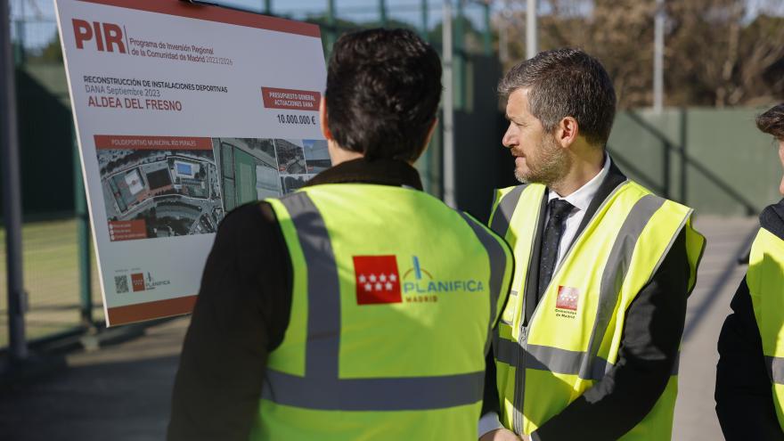 El consejero Miguel Ángel García Martín durante su visita a Villa del Prado