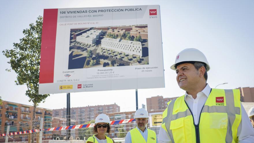 El consejero Jorge Rodrigo durante una visita a las obras de pisos de la AVS en Puente de Vallecas 
