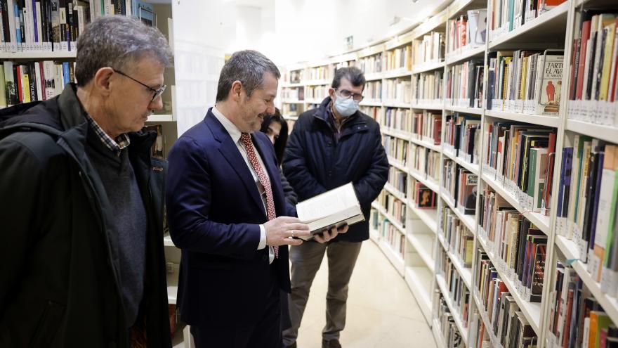 El consejero Mariano de Paco Serrano durante su visita a la biblioteca pública Pedro Salinas 
