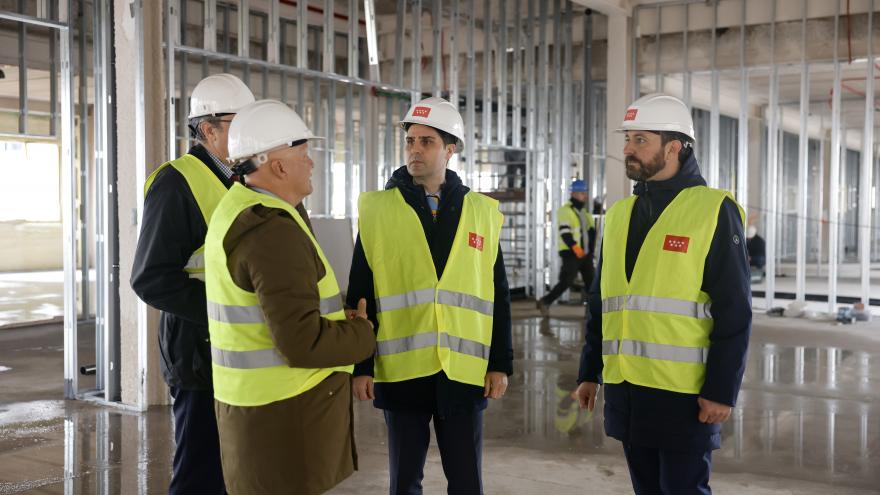 El consejero Emilio Viciana durante su visita a las obras de construcción del colegio público de El Cañaveral