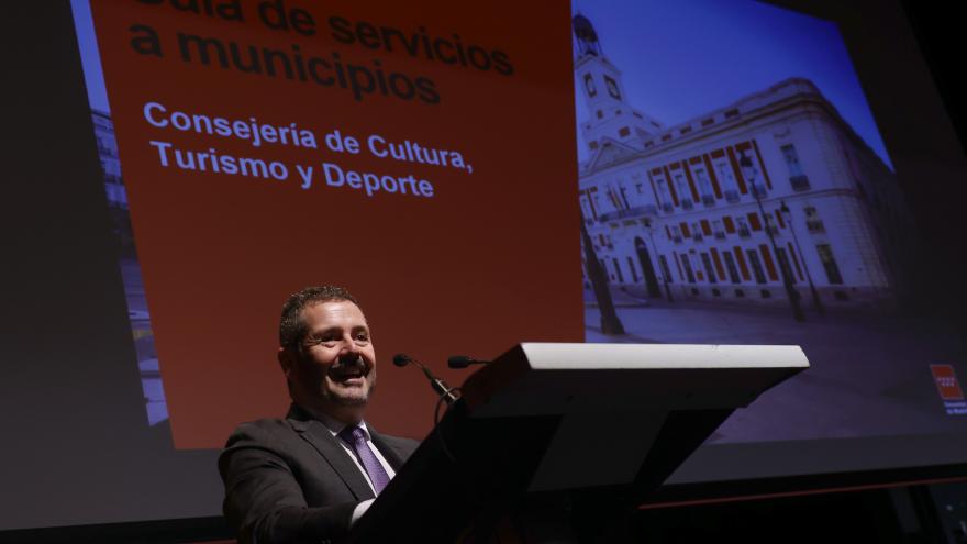 Los consejeros Miguel Ángel García Martín y Mariano de Paco Serrano durante la presentación de la Guía de servicios a municipios
