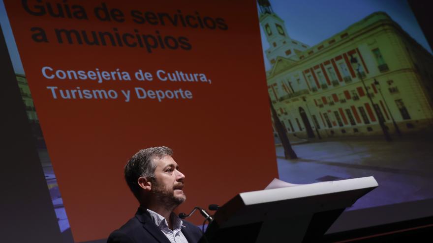 Los consejeros Miguel Ángel García Martín y Mariano de Paco Serrano durante la presentación de la Guía de servicios a municipios
