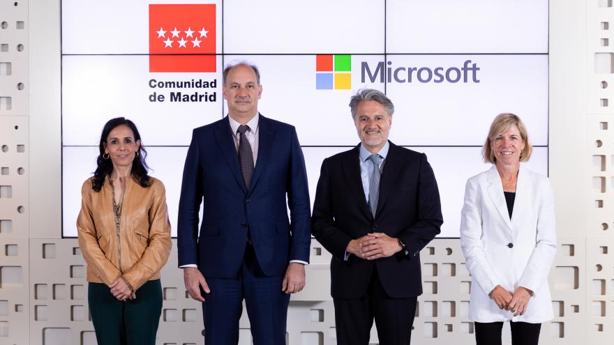 El consejero Miguel López-Valverde durante la firma de un acuerdo de colaboración con Microsoft
