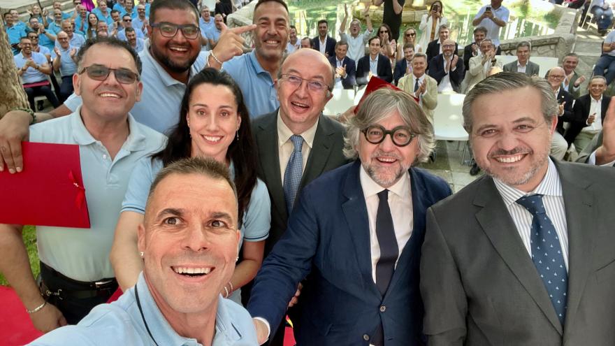 El consejero Jorge Rodrigo con los conductores del CRTM que han ayudado en Valencia por la Dana
