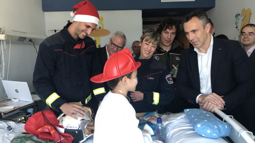 Bomberos y agentes forestales de la Comunidad recorren 11 hospitales entregando juguetes a niños hospitalizados 