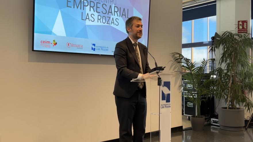 El consejero Miguel Ángel García Martín durante la reunión con la Confederación de Asociaciones de Empresarios de Madrid Oeste