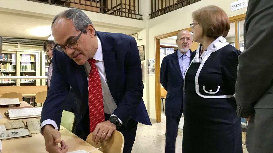 El consejero de Educación e Investigación, Rafael van Grieken, ha visitado el instituto San Isidro, considerado el más antiguo de España