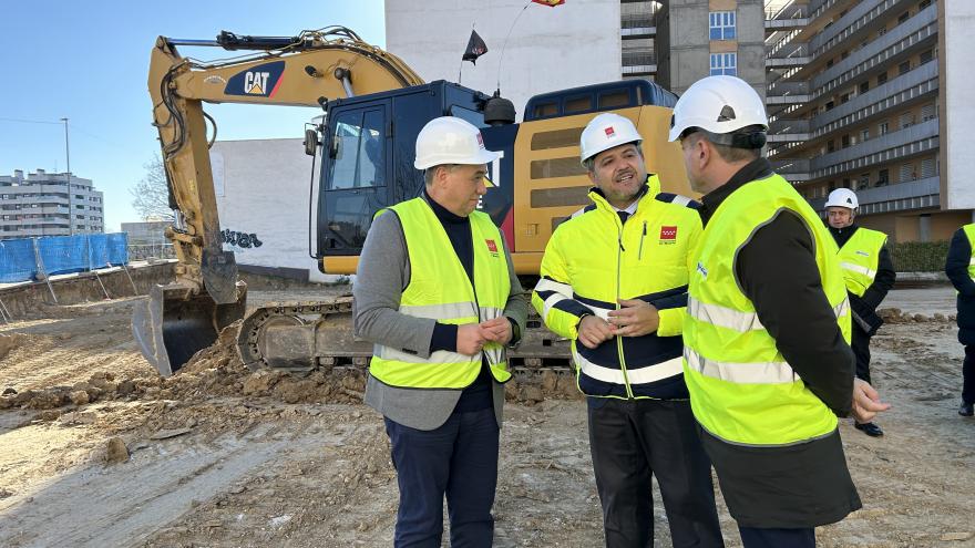 El consejero Jorge Rodrigo durante su visita en Móstoles al inicio de obras para construir viviendas de alquiler social