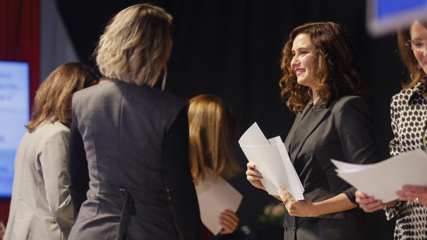 La presidenta entregando los diplomas