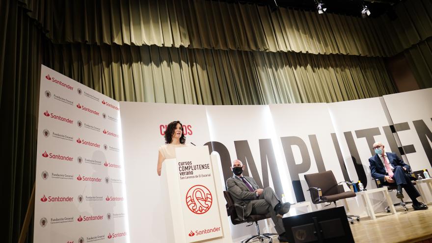 Isabel Díaz Ayuso interviniendo desde un atril