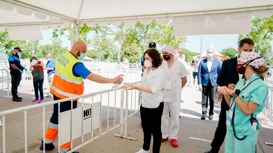 Isabel Díaz Ayuso en Torrejón de Ardoz conociendo los test que está realizando el Ayuntamiento