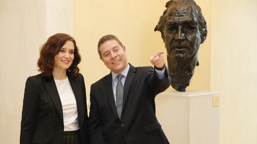 Isabel Díaz Ayuso durante la firma con García-Page del convenio para la prórroga del abono transporte entre ambas regiones en 2020 