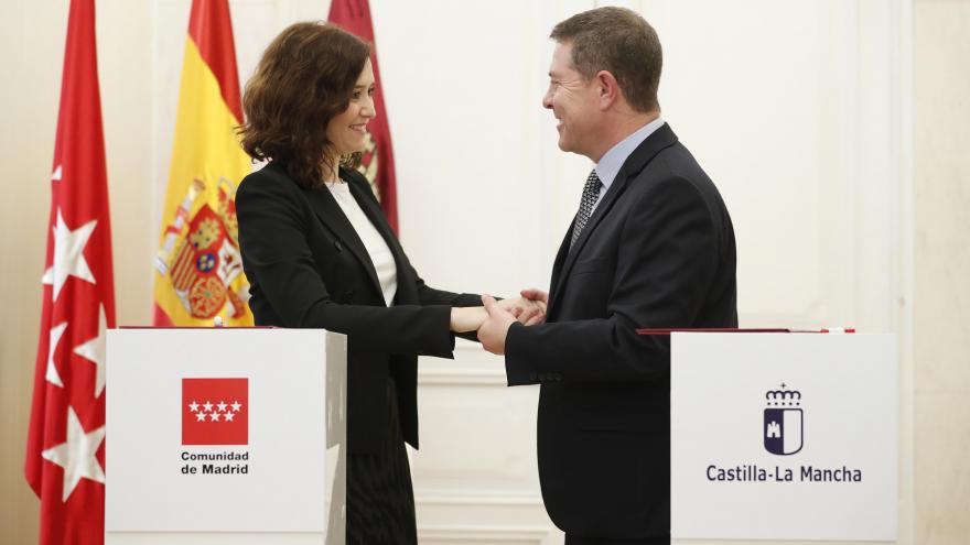 Isabel Díaz Ayuso durante la firma con García-Page del convenio para la prórroga del abono transporte entre ambas regiones en 2020 
