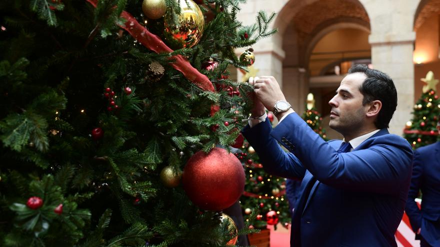 Isabel Díaz Ayuso inaugurando la Navidad en Sol
