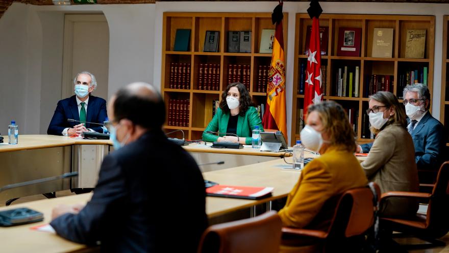 Isabel Díaz Ayuso durante la reunión con expertos sanitarios