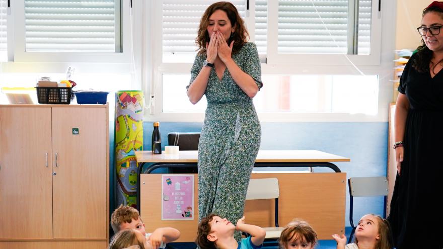 La presidenta recorriendo las clases del colegio