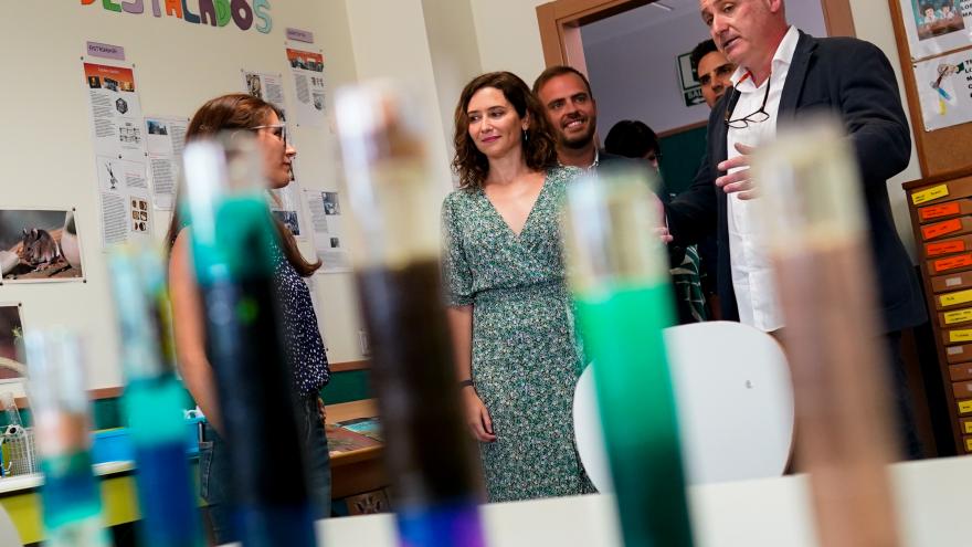 La presidenta recorriendo las clases del colegio