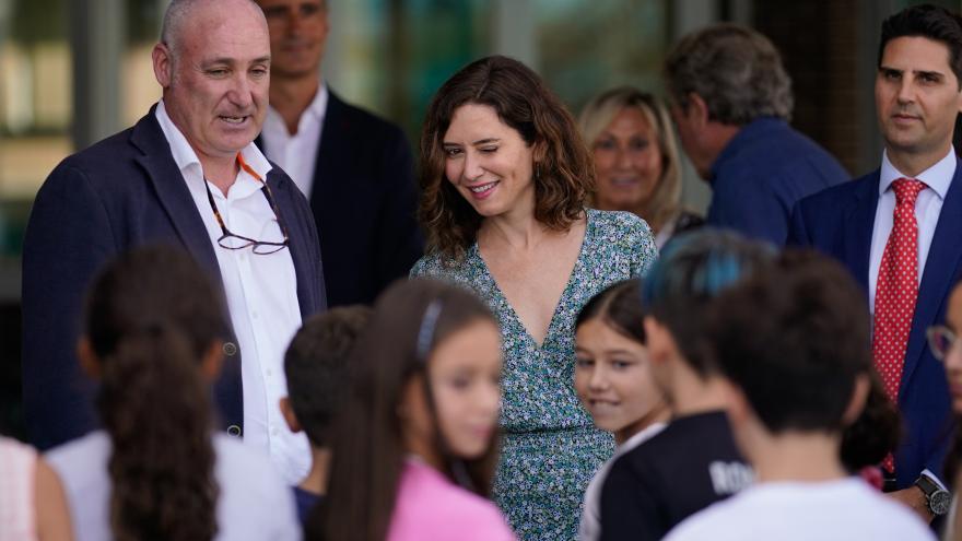 La presidenta recorriendo las clases del colegio
