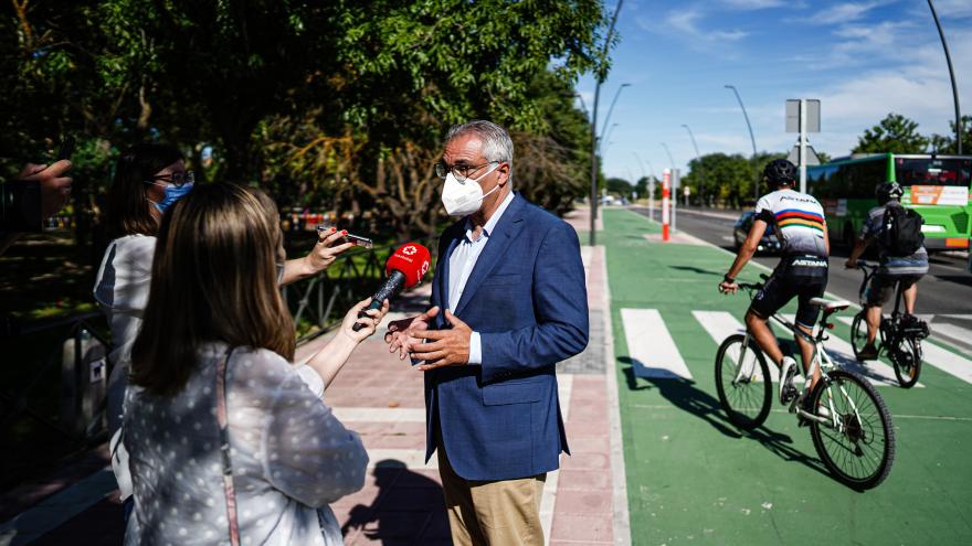 Carlos Izquierdo atiende a los medios de comunicación durante su visita de las obras realizadas en la zona de la M-301