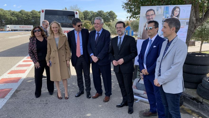 El consejero junto a los principales representantes durante el acto