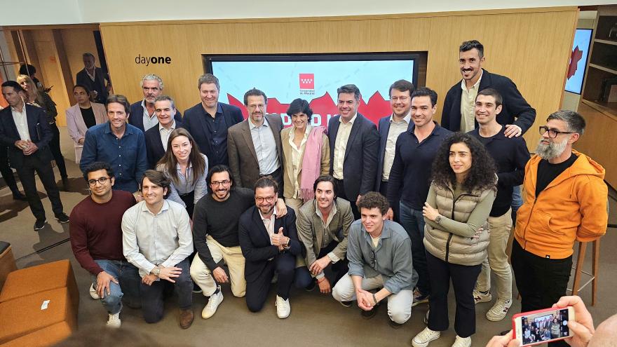 El consejero posando con los asistentes