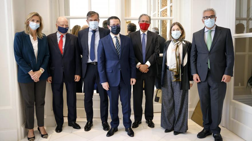 Fotografía de familia del consejero junto con otros ponentes y asistentes