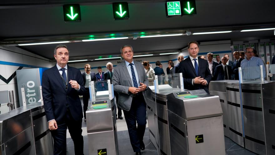 El consejero recorriendo las instalaciones de la estación
