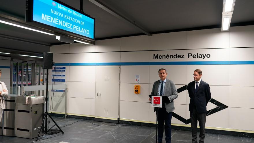 El consejero recorriendo las instalaciones de la estación