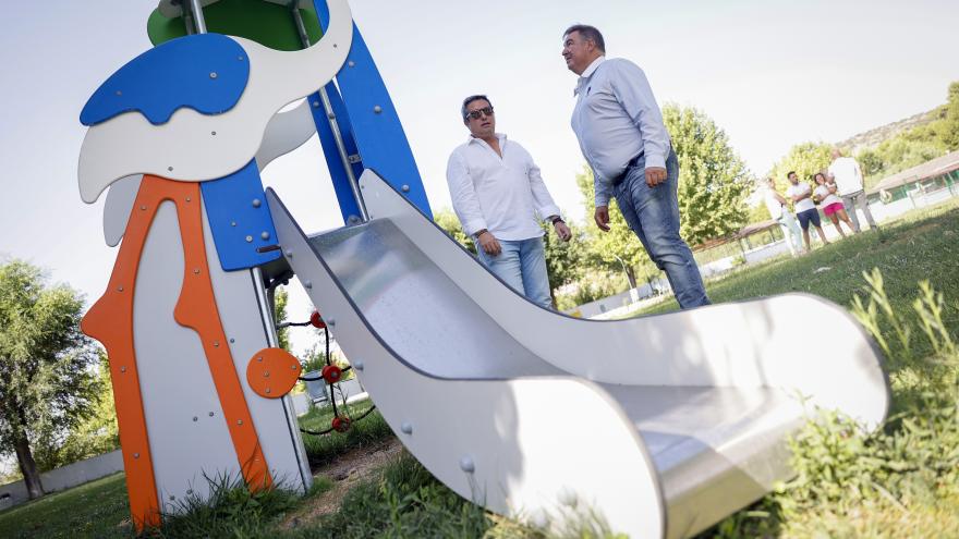 José Antonio Sánchez, junto al alcalde de Carabaña, Mario Terrón, observando algunas de las obras realizadas en el municipio