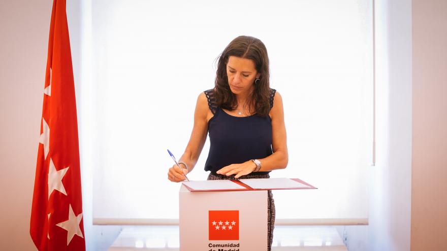 Eugenia Carballedo,  firmando el convenio de colaboración 
