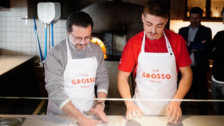 Fernández-Lasquetty ayudando a elaborar una pizza
