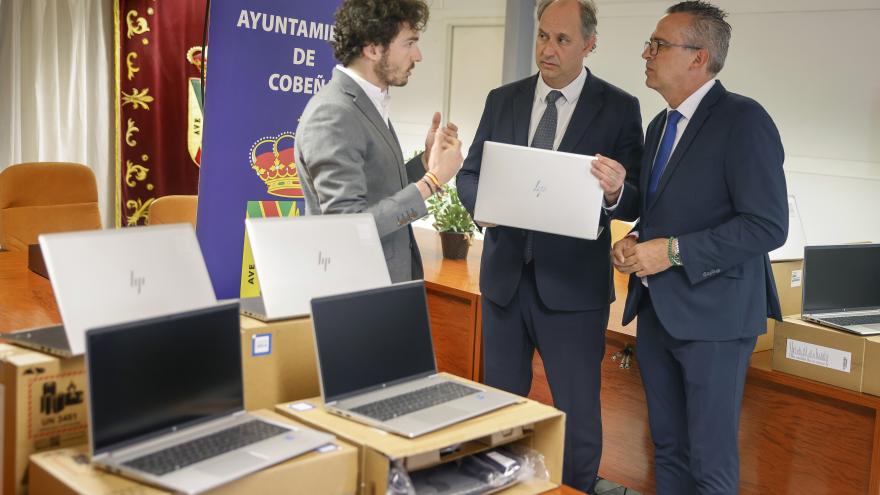 Miguel López-Valverde durante su visita a Cobeña para explicar las medidas de apoyo a la digitalización en los pequeños municipios 